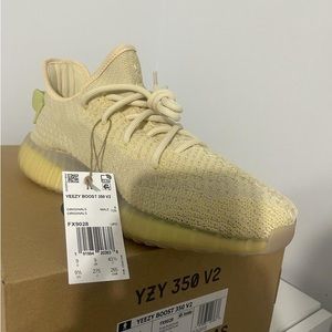 Yeezy 350 V2 brand new never use. Come with original box. Size 9.5